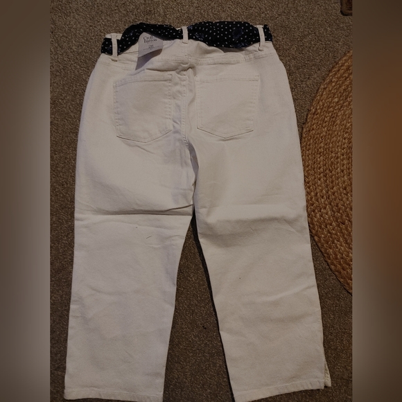 Capri Mid Rise. SZ.8 NWT White - Picture 3 of 7